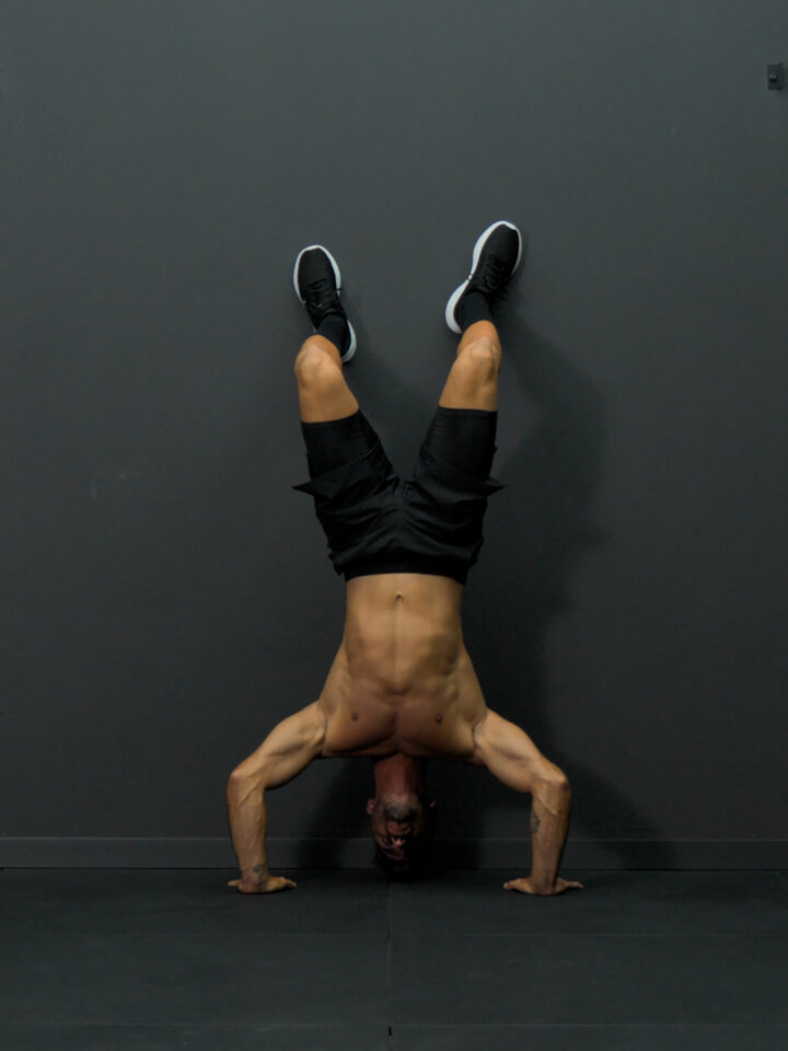 Flexões assistidas no handstand