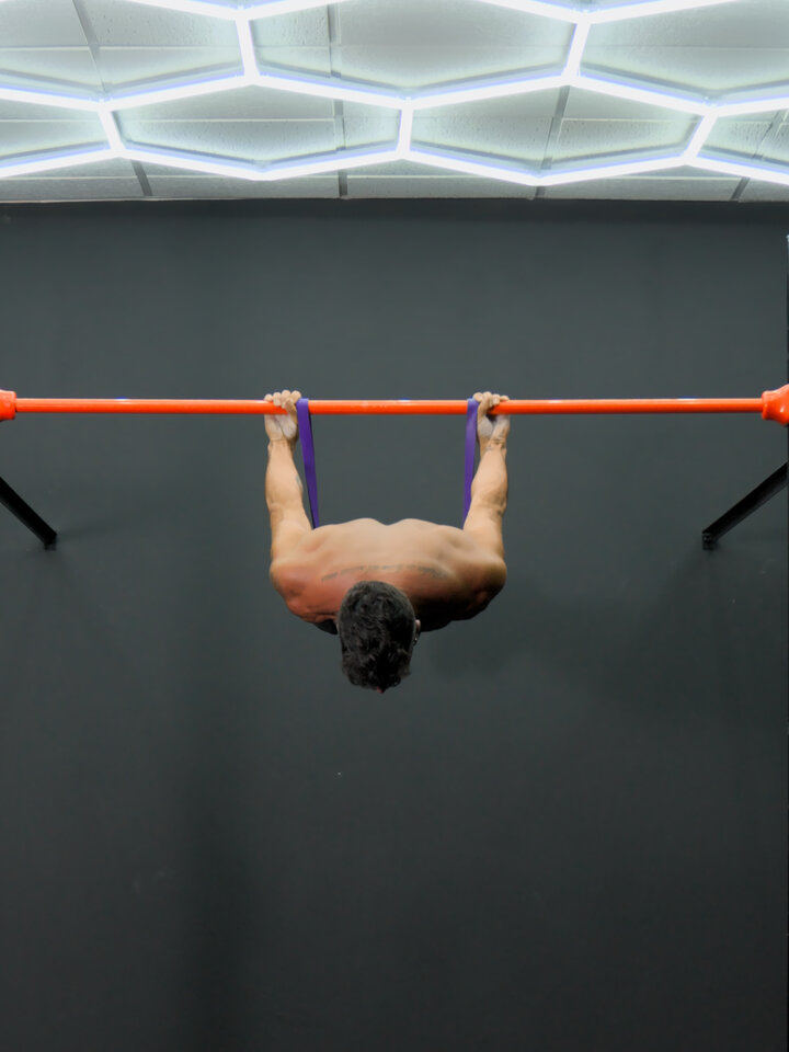 Back lever assitido com elástico