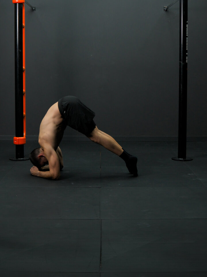 Abdominal plank with displacement to pike