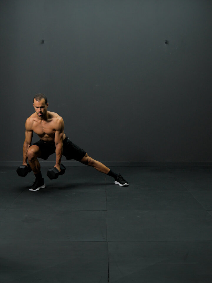 Zancadas laterales con mancuerna