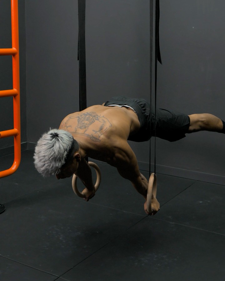 Straddle Planche an Ringen im Neutralgriff