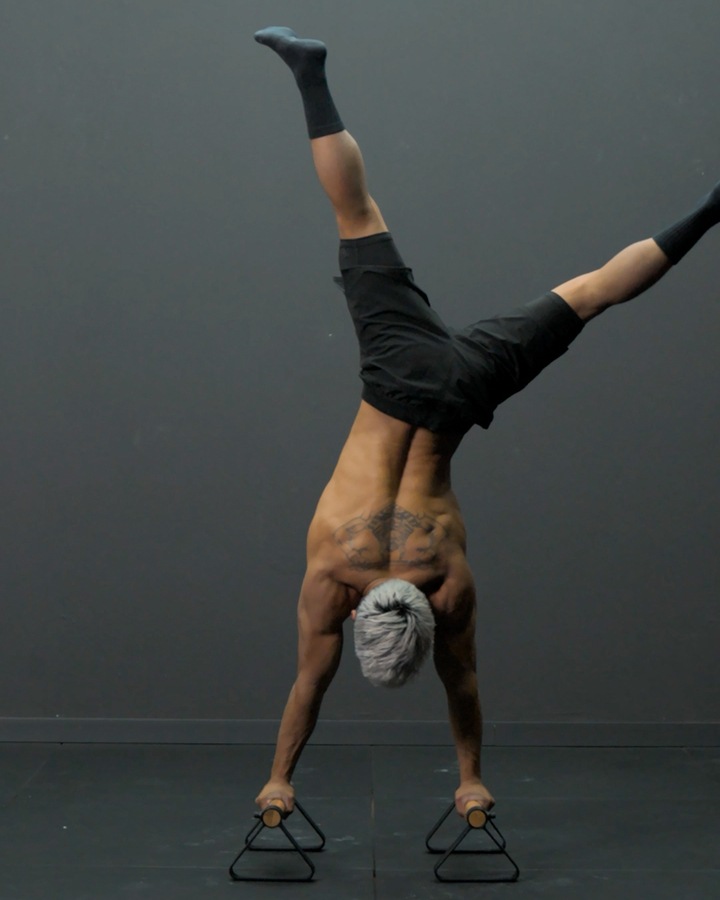 Handstand mit Gewichtsverlagerungen