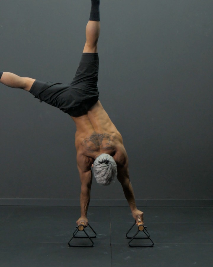 Assistierter einarmiger Handstand in Schalenposition
