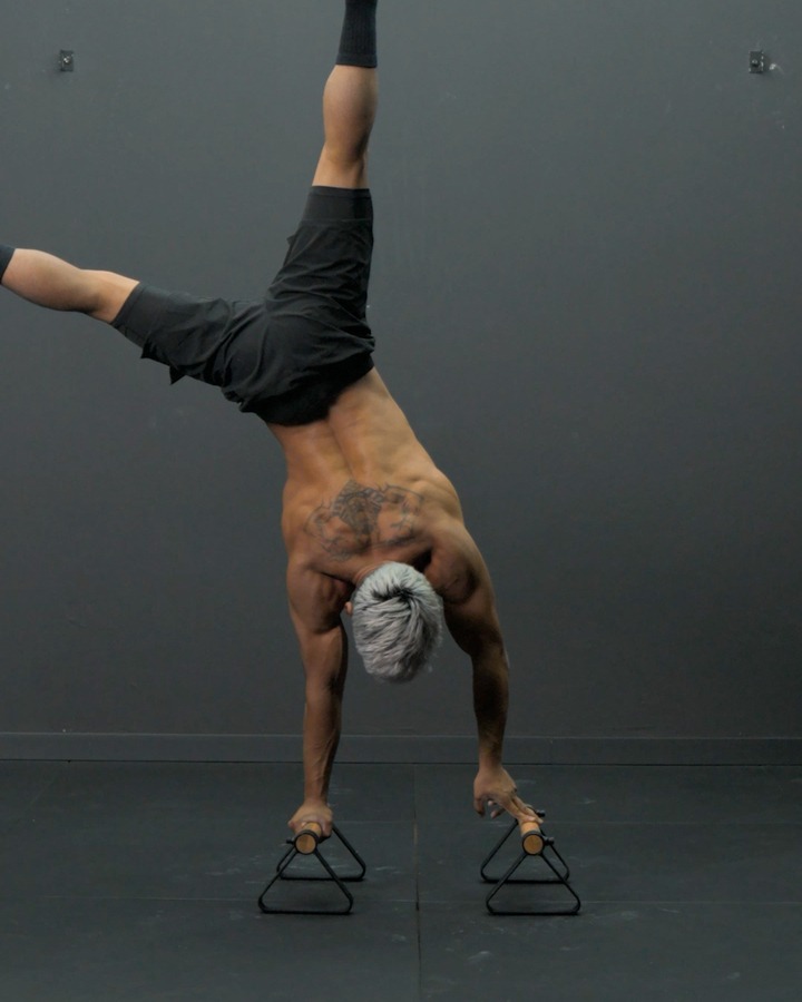 Assistierter einarmiger Handstand mit zwei Fingern