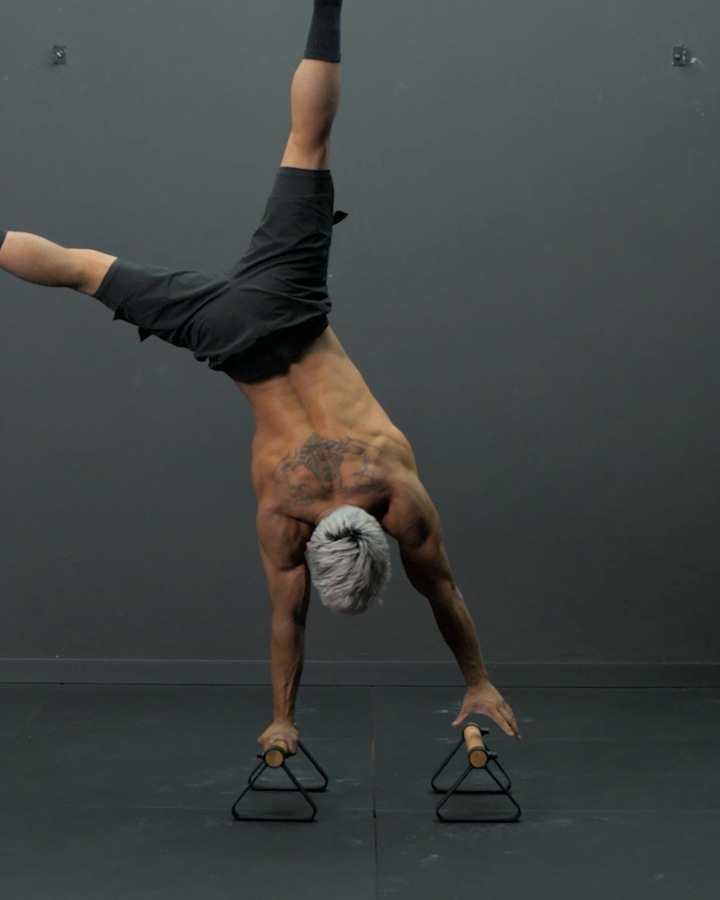 Wiederholungsprogression von der Schalenposition zum einarmigen Handstand