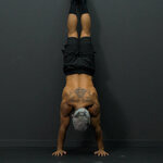 Beckenretroversion im Handstand zur Wand