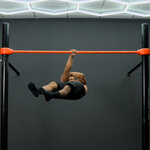 Einarmiger Front Lever mit Unterstützung an der Schulter