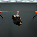 Tucked Front-Lever-Hebungen einarmig mit Unterstützung an der Schulter