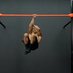 Angehockte Front-Lever-Hebungen einarmig mit Ellenbogenunterstützung