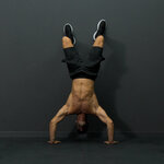 Assistierte negative Handstand-Liegestütze